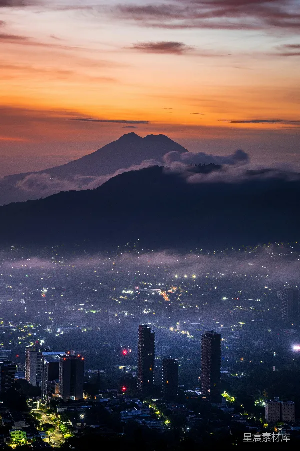 高清摄影 日落时分的城市与火山