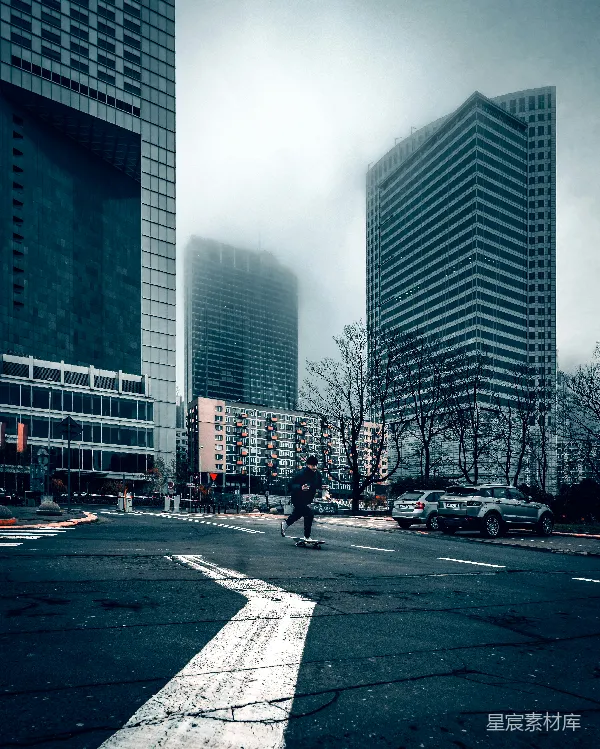 高清摄影 雾中城市滑板者