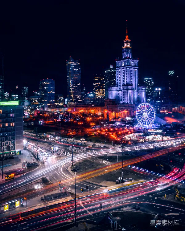 高清摄影 华沙夜景：摩天轮与光轨交织