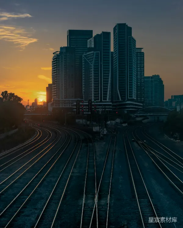 高清摄影 夕阳下的城市铁路