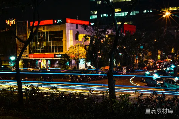 高清摄影 夜晚城市街道的灯光轨迹