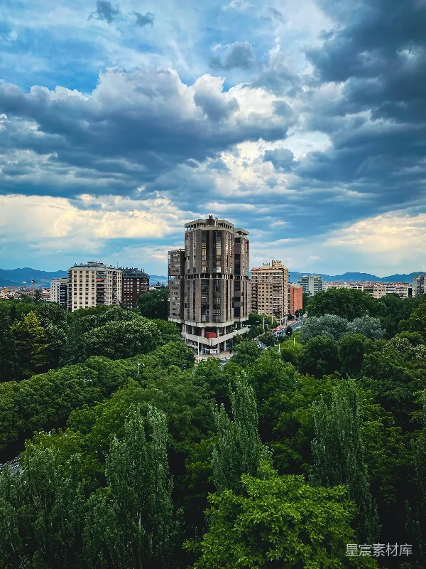 高清摄影 城市绿洲：高楼与自然的和谐共存