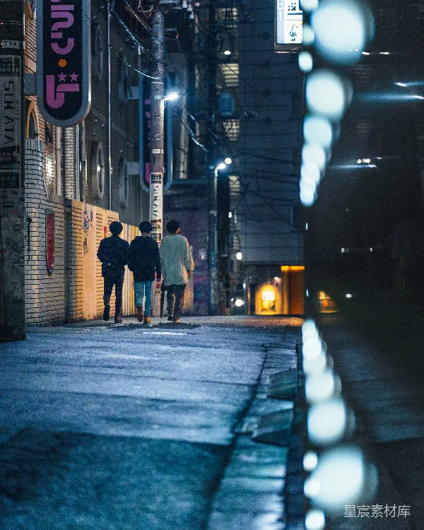 高清摄影 夜雨中的三人同行