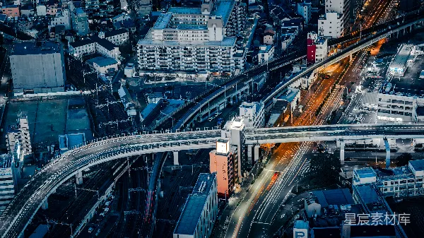 高清摄影 都市夜景：火车与道路交织的繁忙城市