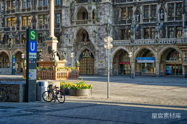 高清摄影 慕尼黑 Marienplatz 地铁站前的宁静