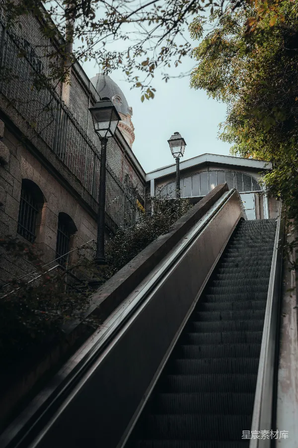 高清摄影 城市中的楼梯与历史建筑