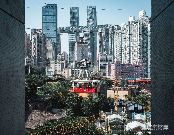 高清摄影 重庆缆车与高楼林立的现代都市