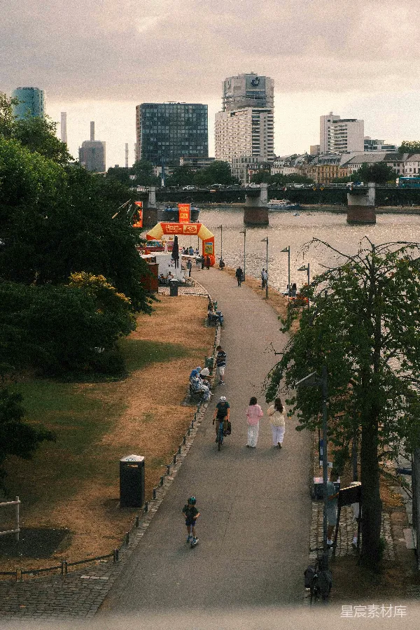 高清摄影 城市河边的休闲时光
