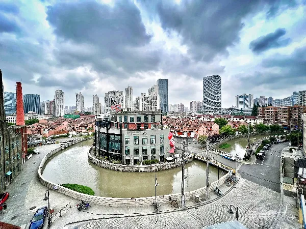 高清摄影 城市中的运河与现代建筑