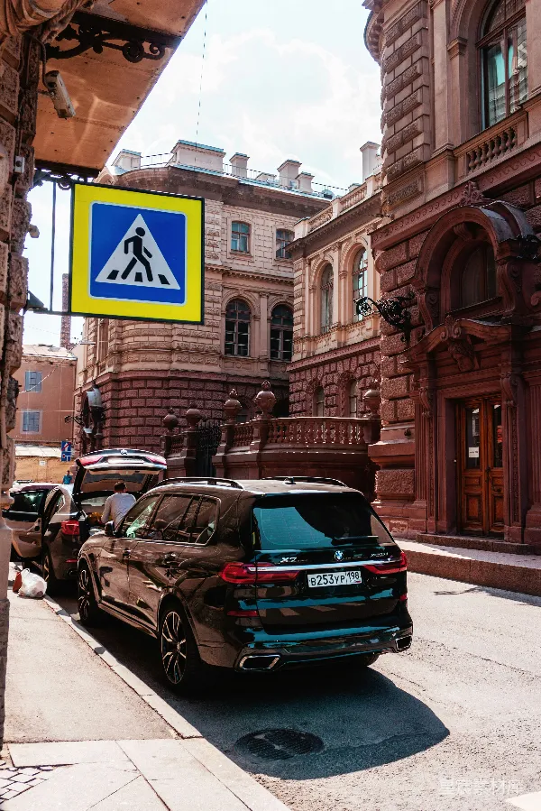 高清摄影 城市街道上的豪华SUV