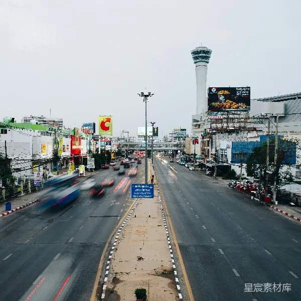 高清摄影 城市中的繁忙街道与标志性建筑