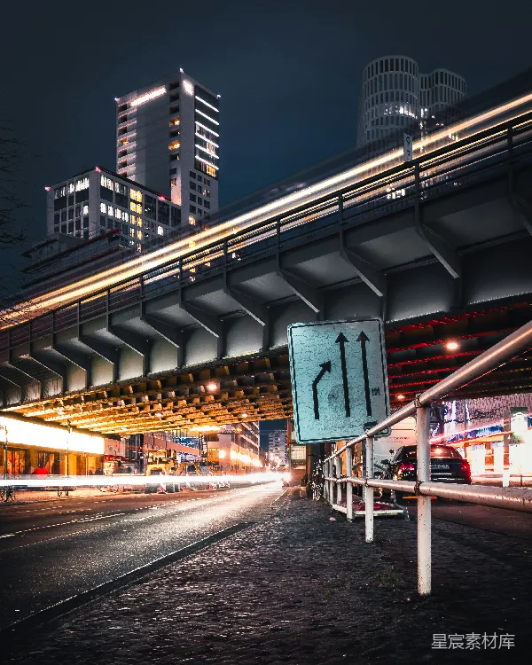 高清摄影 城市夜景下的桥梁与指示牌