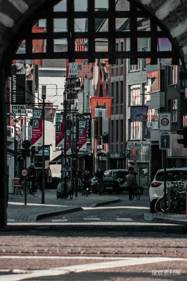 高清摄影 城市街景透过铁栅栏