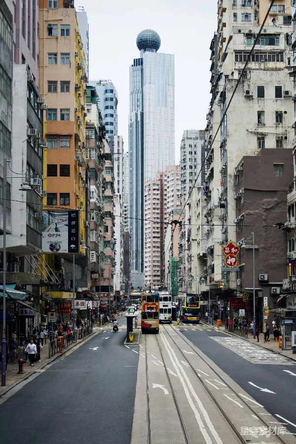 高清摄影 香港街头的电车与摩天大楼