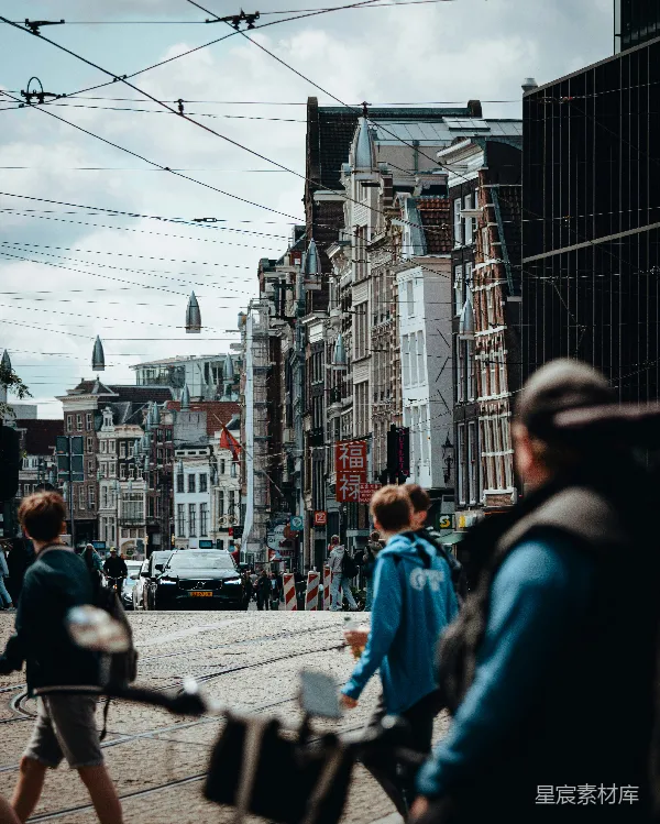 高清摄影 荷兰街景：行人与电车穿梭