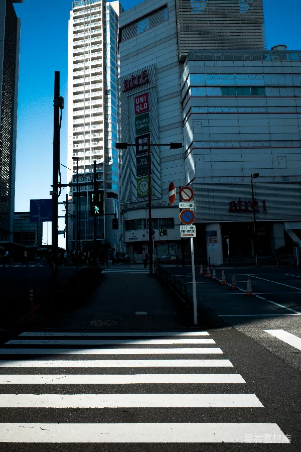 高清摄影 城市街景：行人过街与现代建筑