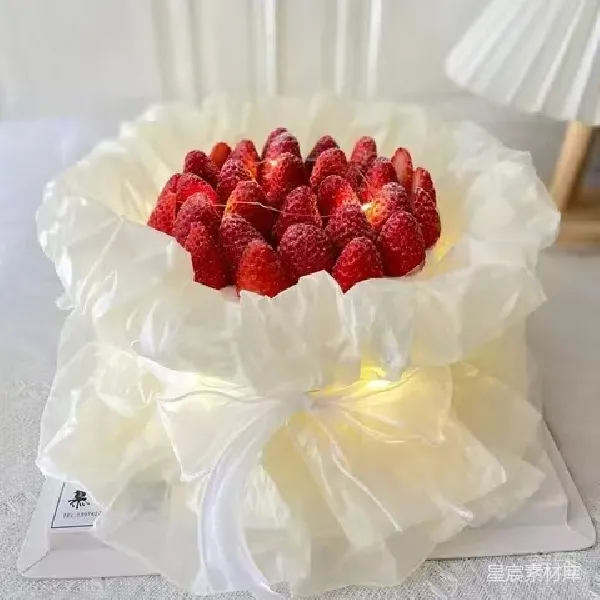 元素素材 草莓装饰的白色蛋糕