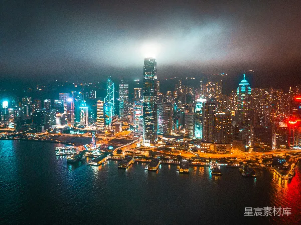 高清摄影 迷雾中的霓虹城市