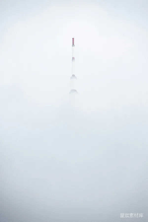 高清摄影 雾中矗立的塔