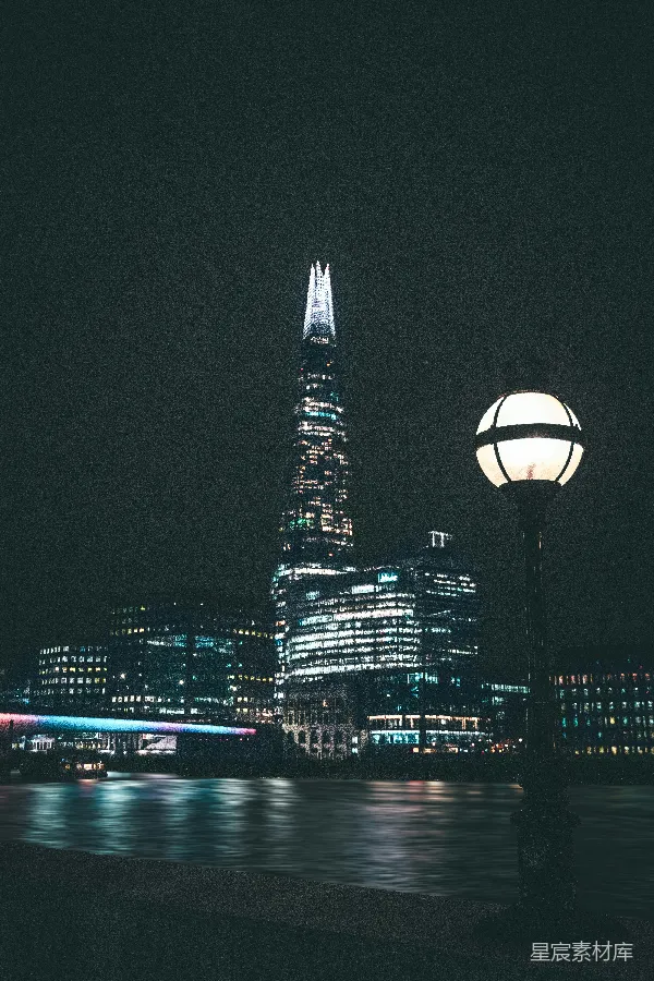 高清摄影 伦敦夜景：碎片大厦与街灯下的河畔