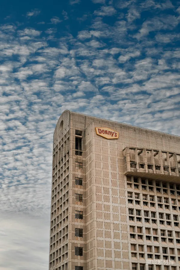 高清摄影 蓝天下的Denny's大楼