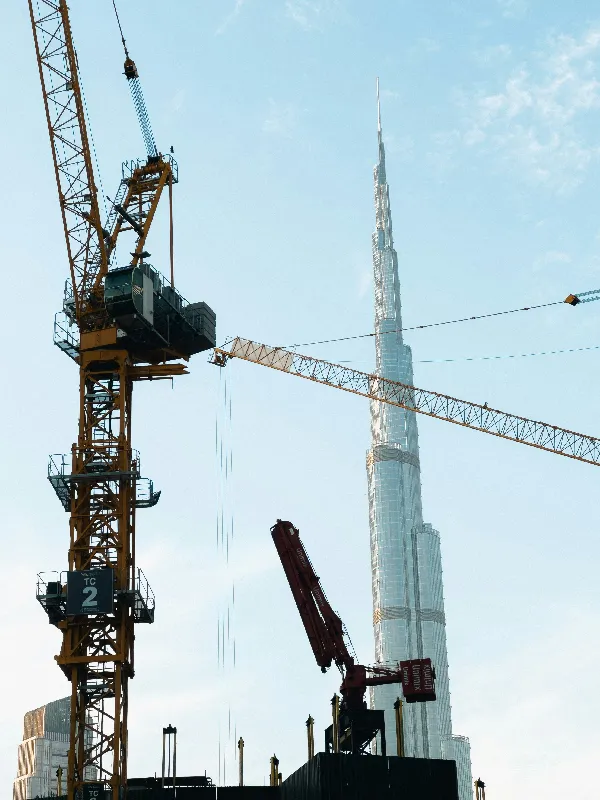 高清摄影 迪拜地标建筑与施工起重机