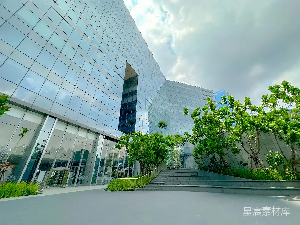 高清摄影 现代玻璃建筑与自然景观的和谐共存