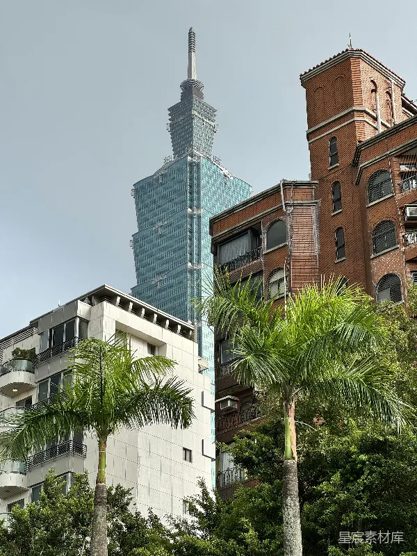 高清摄影 台北101大厦与传统建筑的对比