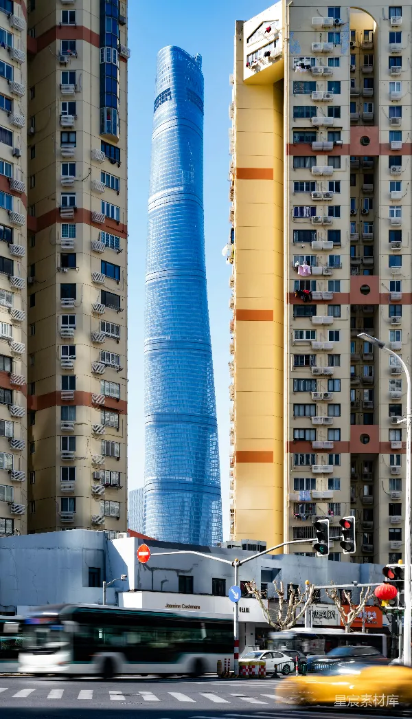 高清摄影 摩天大楼与老式建筑的现代与传统对峙