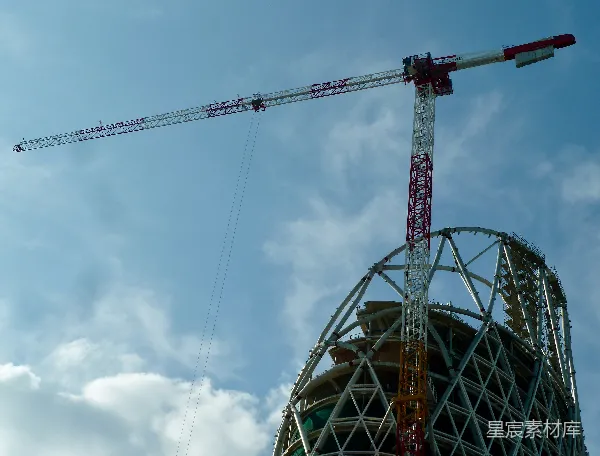 高清摄影 高耸的塔吊与正在建设的建筑