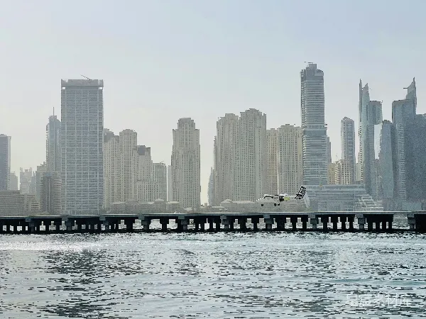 高清摄影 迪拜海滨的摩天大楼与飞机