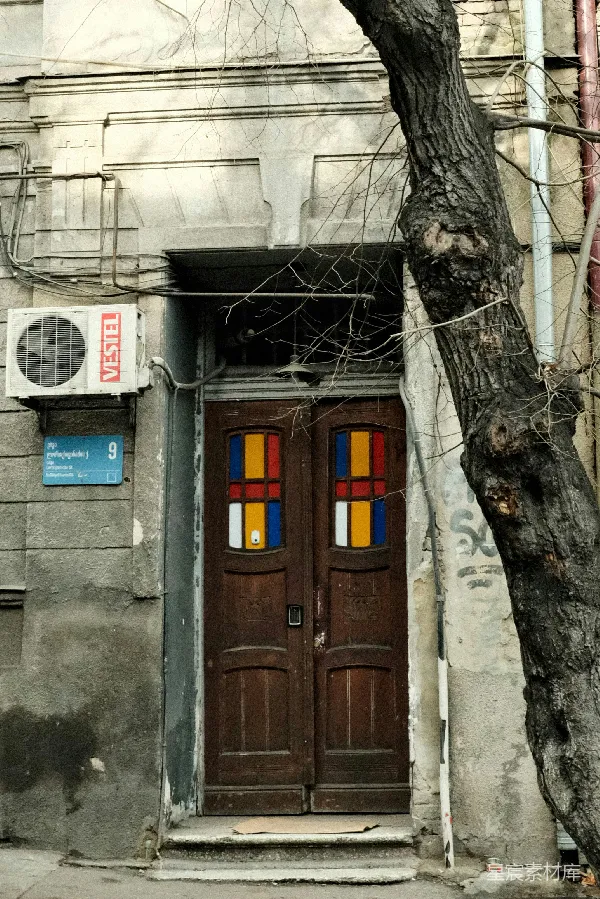 高清摄影 复古建筑前的彩色门扉