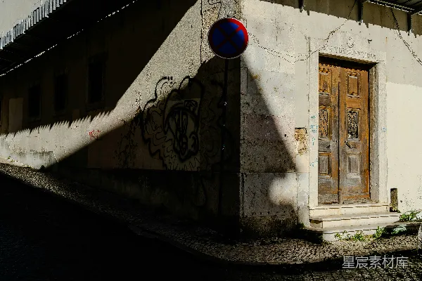 高清摄影 旧街道上的涂鸦与禁停标志