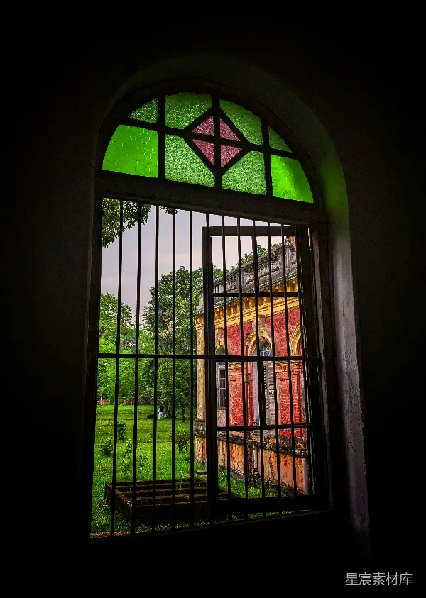 高清摄影 透过铁窗看历史建筑