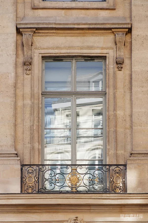 高清摄影 古典建筑的窗户与铁艺栏杆