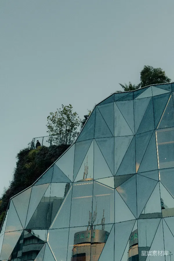高清摄影 未来感建筑与绿色植物