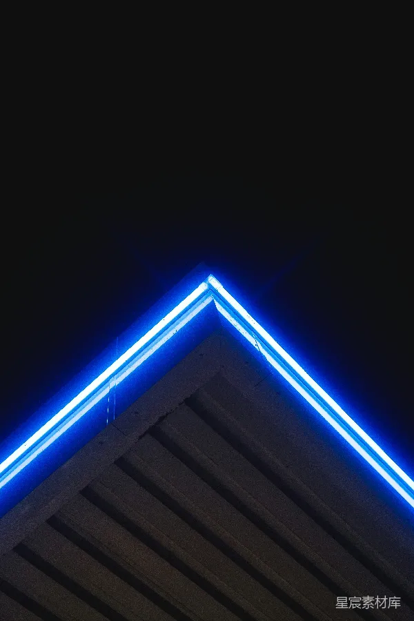 高清摄影 夜空中蓝色霓虹的三角形建筑