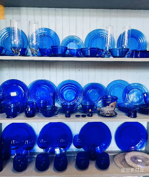 高清摄影 蓝水晶餐具展示
