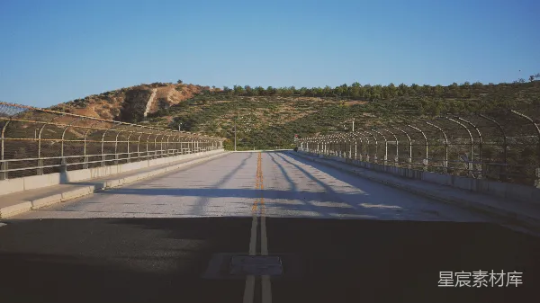 高清摄影 空旷的公路与山丘
