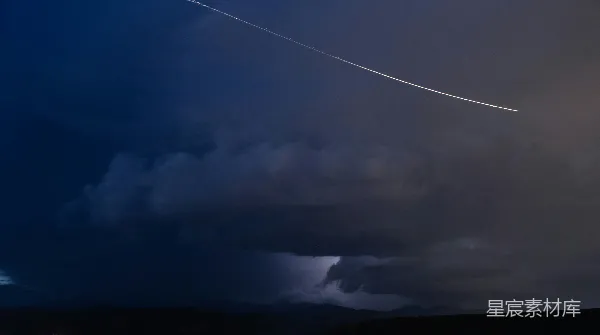 高清摄影 夜空中的流星划过