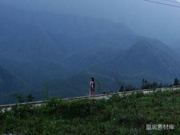 高清摄影 独行在山间的小道上