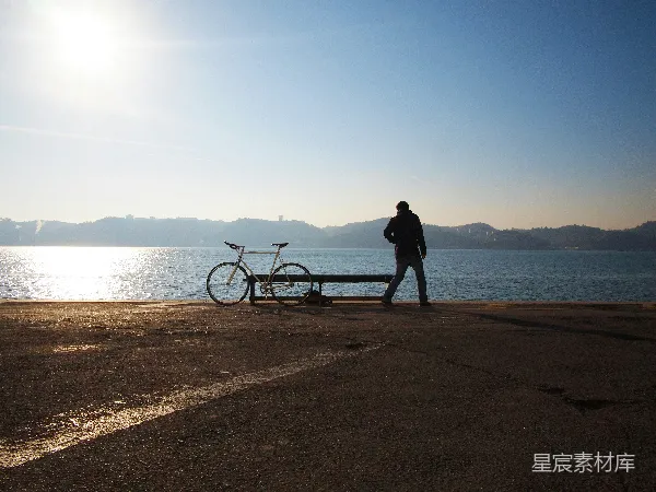 高清摄影 湖畔晨曦，骑车人与自行车的静谧时光