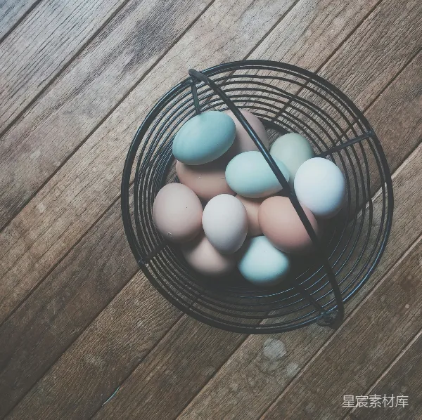 高清摄影 篮子里的多彩鸡蛋