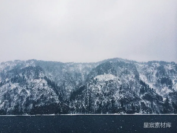 高清摄影 冬日雪景中的静谧山林