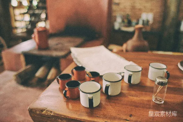 高清摄影 复古餐桌上的咖啡杯