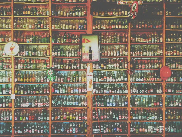 高清摄影 复古酒瓶陈列室
