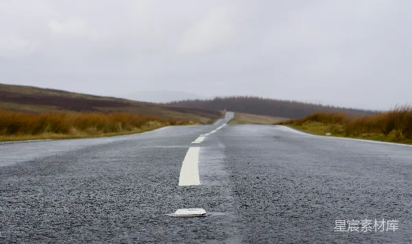 高清摄影 雨后空旷的道路