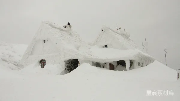 高清摄影 雪中被雪覆盖的房屋