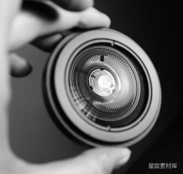 高清摄影 手持复古相机的特写