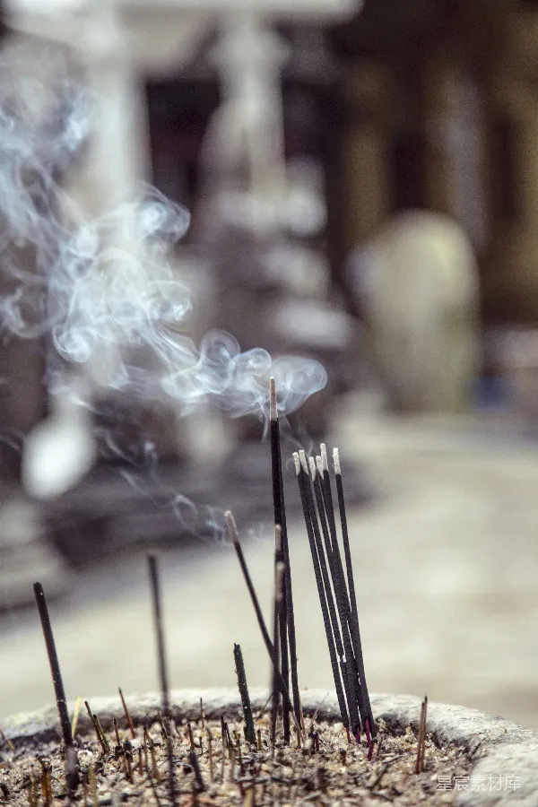高清摄影 沉香袅袅，寺庙的静谧时光